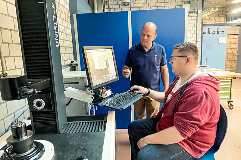 Teaching at the setting fixture: Harald Wöhrle (left) discusses how to measure tools with budding technician Manuel Boaretti.